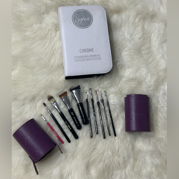 Sigma Beauty Brushes and Two Cases - Picture 2 of 16